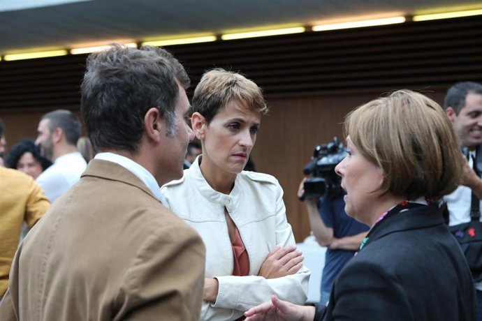 La secretaria general del PSN y candidata del partido a la Presidencia de Navarra, María Chivite (c), habla con el secretario general de Podemos Navarra, Eduardo Santos, y la jefa del Ejecutivo foral de Navarra en funciones y líder de Geroa Bai, Uxue Ba