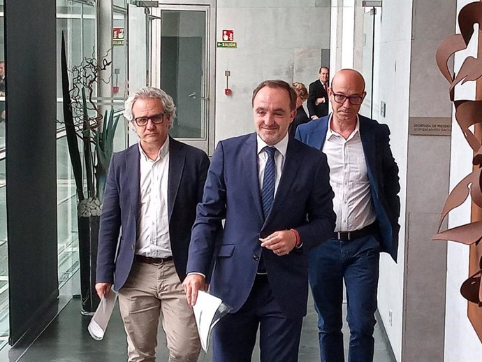 De izquierda a derecha, Carlos Pérez-Nievas, Javier Esparza y José Suárez, parlamentarios de Navarra Suma, en el Parlamento de Navarra.