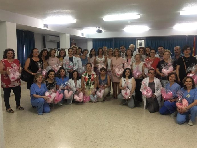 Foto de familia del encuentro de la Junta con afectadas por el cáncer de mama