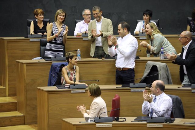 (Segunda fila) La secretaria general del PSN y candidata del partido a la Presidencia de Navarra, María Chivite, es aplaudida por el parlamentario foral del PSN, Ramón Azórriz Goñi, y abajo, la jefa del Ejecutivo foral de Navarra en funciones y líder de G