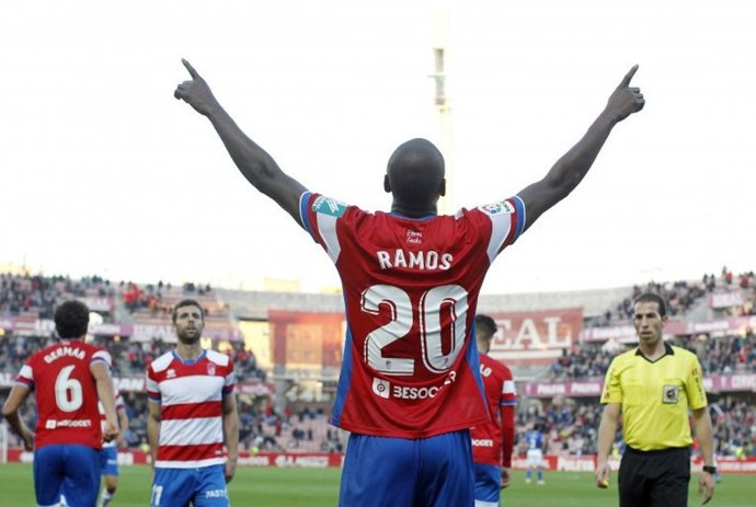Adrián Ramos celebra un gol con el Granada