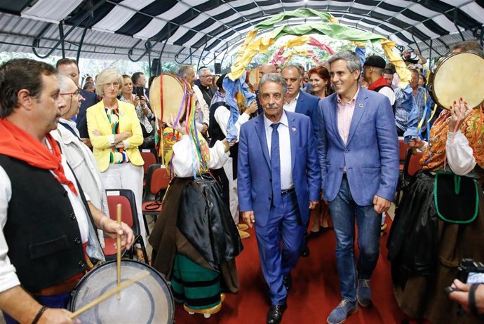 El presidente de Cantabria, Miguel Ángel Revilla; el vicepresidente, Pablo Zuloaga, y otros miembros del Gobierno en el pregón del Día de Cantabria en Cabezón de la Sal