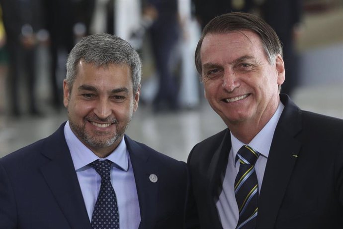 Los presidentes de Paraguay y Brasil, Mario Abdo Benítez (i) y Jair Bolsonaro (d), respectivamente