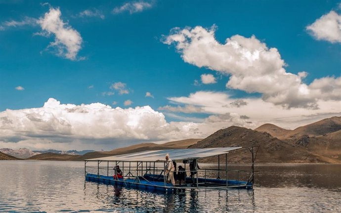 Panel solar flotante construido por la comunidad de Chullpia