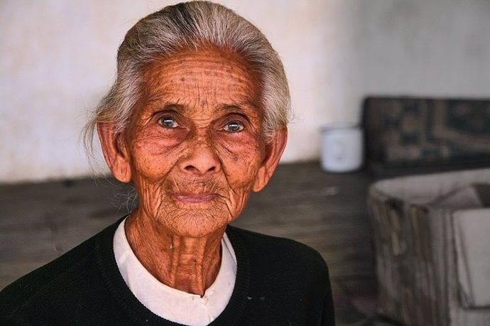 Mujer anciana con arrugas.