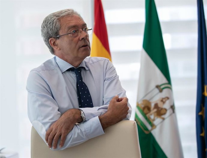 Entrevista con el consejero de Economía, Conocimiento, Empresas y Universidad, Rogelio Velasco.