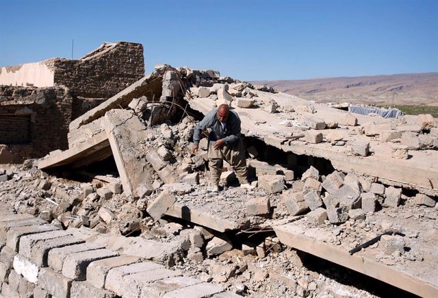 Un hombre yazidí camina entre las ruinas cerca de Sinyar