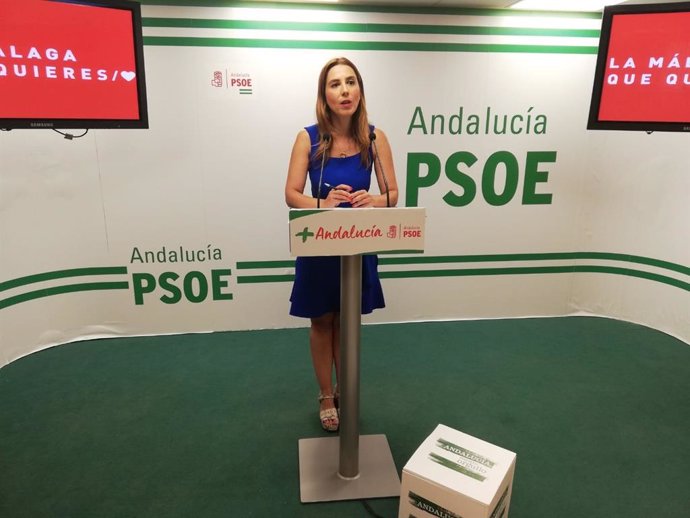 La secretaria de Políticas Migratorias y Andaluces en el Exterior del PSOE-A, Beatriz Rubiño, en rueda de prensa en Málaga