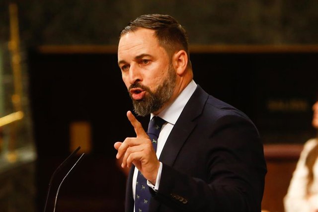 El presidente de Vox, Santiago Abascal, interviene desde la tribuna del Congreso de los Diputados en la primera sesión del debate de investidura a la Presidencia del Gobierno.