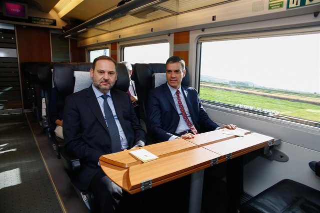 Viaje inaugural del AVE a Granada con el Presidente del Gobierno, Pedro Sanchez (d) y el Ministro del Interior, José Luis Ábalos (i).