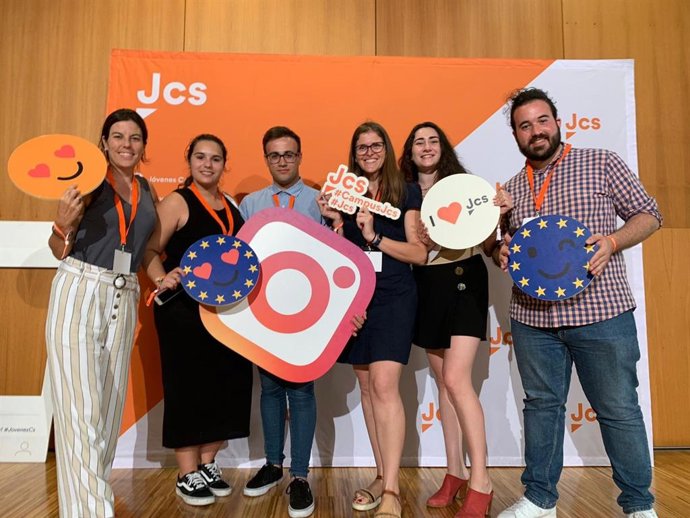 La responsable autonmica de Joves Cs i regidora de l'Ajuntament de Marratxí, Lidia Sabater (tercera per la dreta).