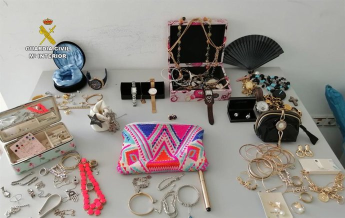 Objectes intervinguts pels agents de la Gurdia Civil a una banda dedicada a robatoris a l'interior de vivendes.