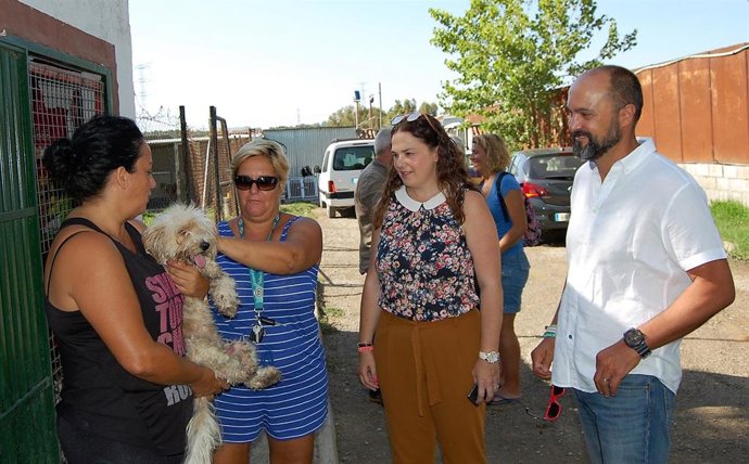 El alcalde de Los Barrios, Miguel Fermín Alconchel, visita una perrera