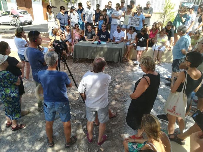 Membros de la plataforma Salvem Portocolom, en una roda de premsa per explicar la seva disconformitat amb el  Pla General Urbanístic de 1969 de l'Ajuntament de Felanitx  
