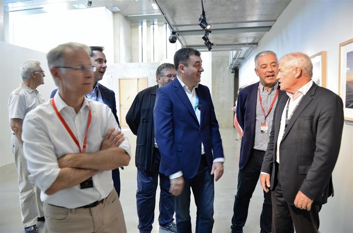 El conselleiro de Cultura e Turismo, Román Rodríguez, ha inaugurado en Lorient la muestra fotográfica 'O Camiño de Santiago. Unha experiencia contemporánea de peregrinación'.