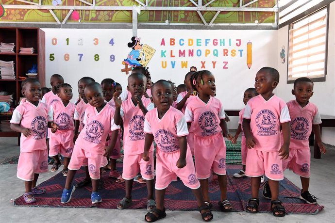 Niños en una escuela construida con ladrillos de plástico por UNICEF