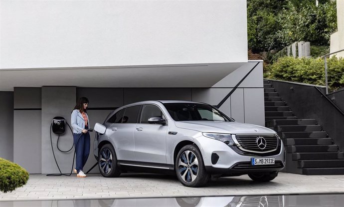 El nuevo 100% eléctrico de Mercedes-Benz, el EQC, en proceso de recarga en un centro doméstico de recarga denominado Wallbox