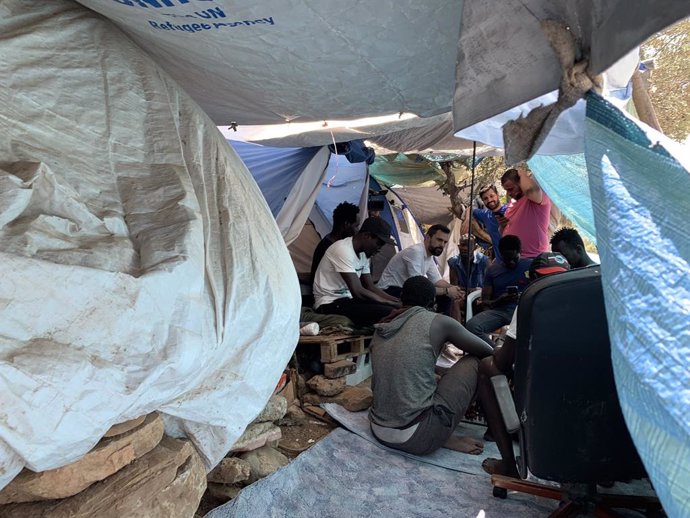 Roger Torrent en una visita a un camp de refugiats