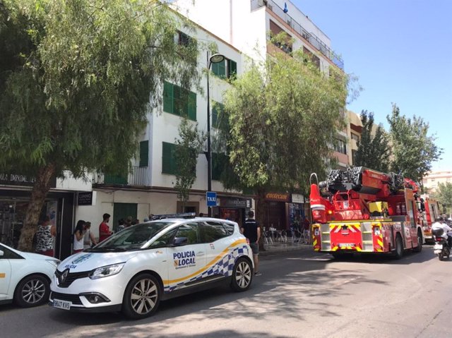 Un coche de la Policía Local y un camión de bomberos en la vivienda afectada por el conato de incendio provocado por uno de sus habitantes.