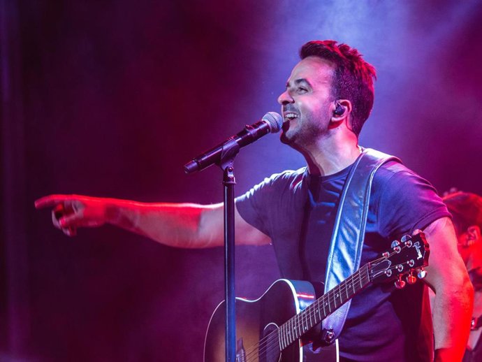 Luis Fonsi En STARLITE