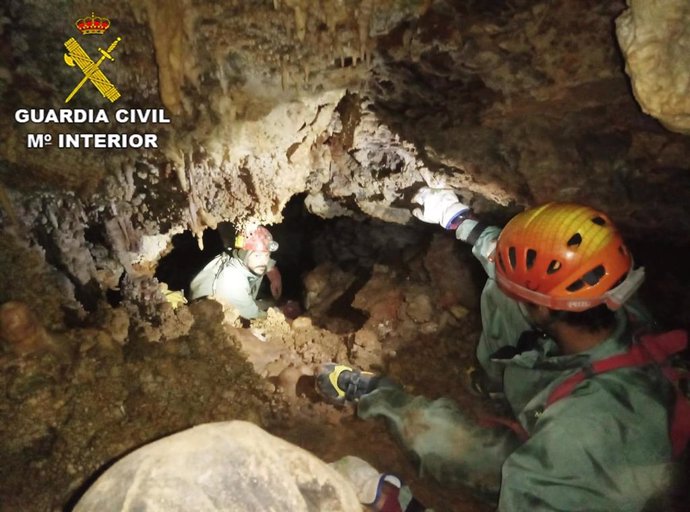La Guardia Civil recuerda en un tríptico consejos básicos para evitar accidentes en la montaña.