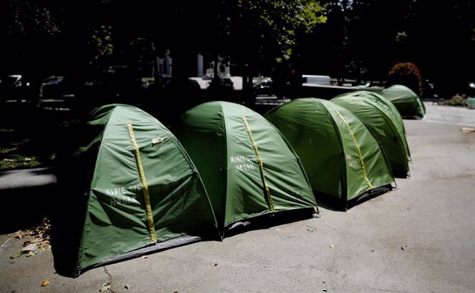 Tiendas de campaña en la zona de los acampados sin techo de Madrid que llevan pernoctando desde hace tres meses en el Paseo del Prado. 