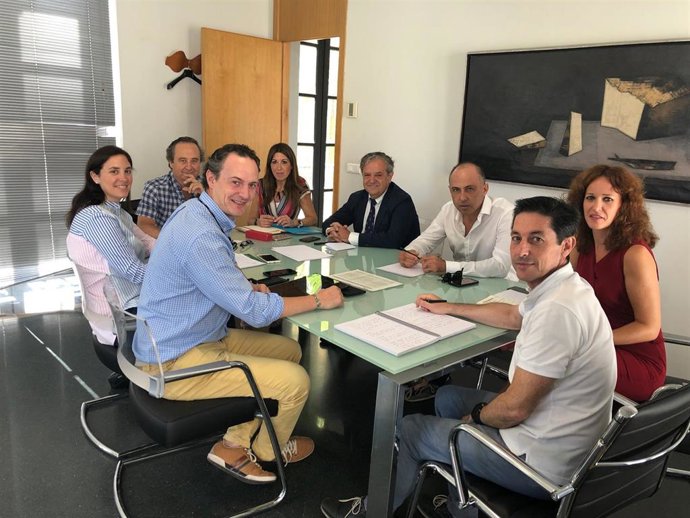 La delegada en Córdoba de Fomento, Infraestructuras, Ordenación del Territorio, Cultura y Patrimonio Histórico, Cristina Casanueva, se reúne con el presidente de la Gerencia de Urbanismo y de la empresa municipal de Vivindas de Córdoba SA (Vimcorsa)