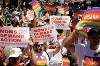 Cientos de mujeres marchan por Washington D.C. para pedir a Trump que actúe contra las masacres por arma de fuego