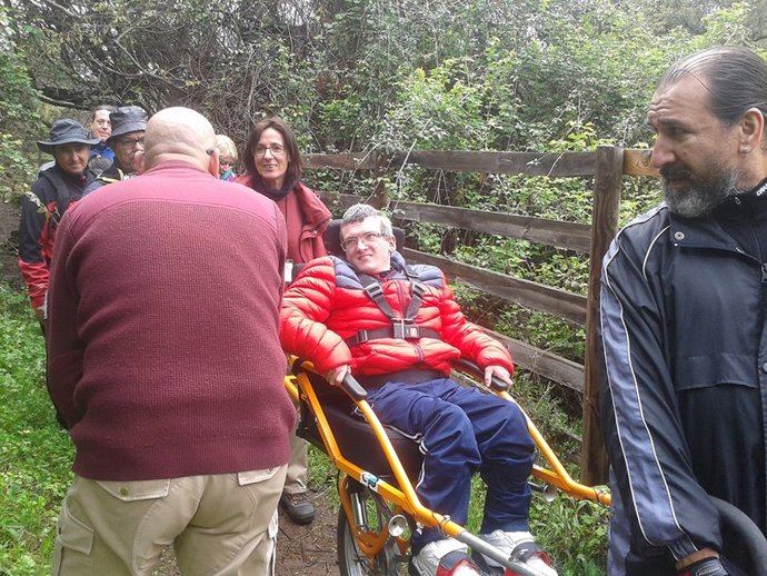 Una persona con movilidad reducida en una de las sillas adaptadas para hacer senderismo