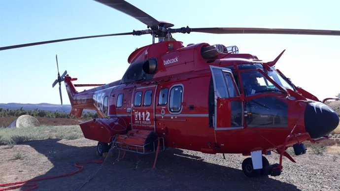 Helicóptero pesado Eurocopter AS332 L2 Súper Puma Mk 2, usado para el transporte de bomberos forestales y tareas de extinción de incendios.