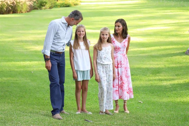 El Rey Felipe, feliz con su mujer la Reina Letizia y sus hijas en Palma de Mallorca 2019