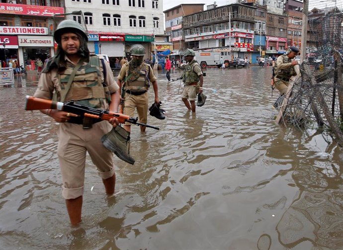 Fuerzas de seguridad indias en Srinagar
