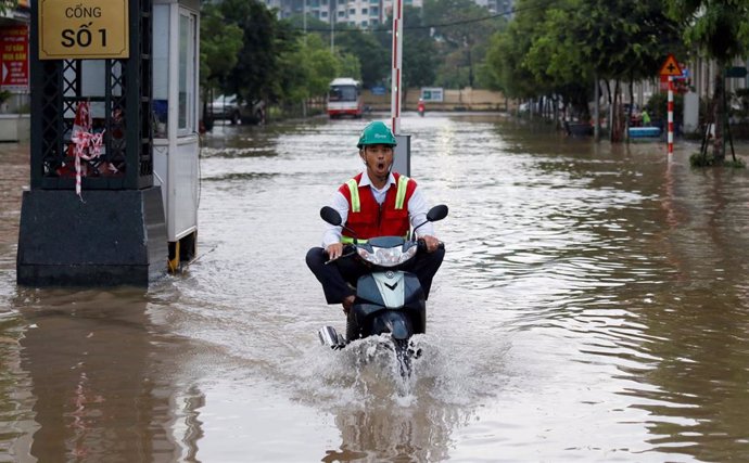 Calles inundades por la llegada del tifón 'Wipha' a Hanoi