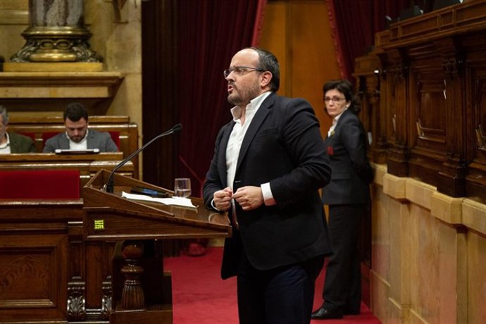 El presidente del PP catalán, Alejandro Fernández, interviene en el Pleno del Parlament