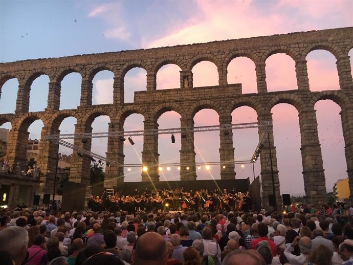 Imagen de archivo del concierto que la Oscyl dio junto al Acueducto de Segovia en en inicio del Museg.