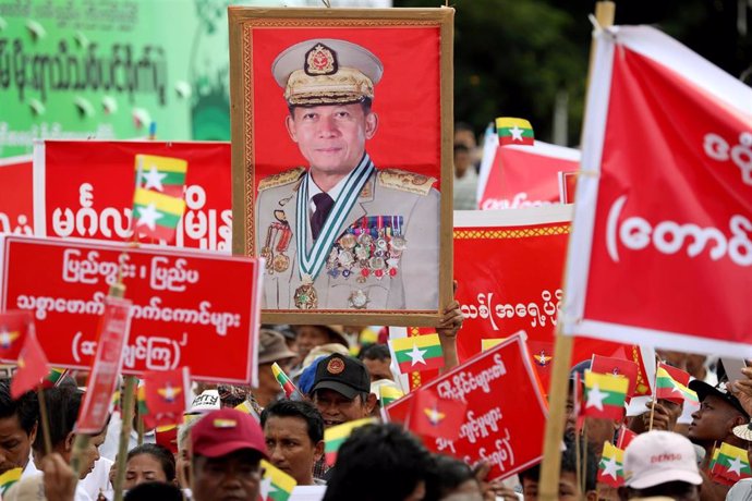 Manifestación a favor de las Fuerzas Armadas de Birmania ne Rangún