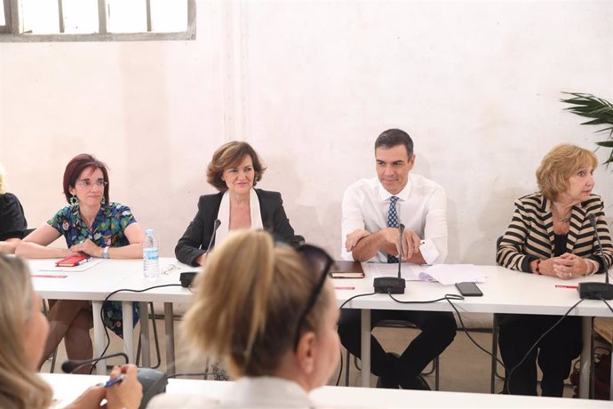 La vicepresidenta del Gobierno en funciones, Carmen Calvo (2i) y el presidente del Gobierno en funciones, Pedro Sánchez (3i), durante la reunión con asociaciones de Igualdad en Madrid.