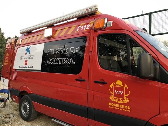 Vehículo del puesto de control instalado en Rascafría por el incendio forestal declarado en la localidad segoviana de La Granja y otro en el municipio madrileño de Miraflores.