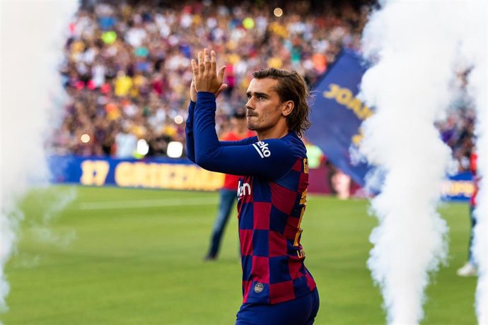 Antoine Griezmann saluda a la afición durante su presentación en el Torneo Joan Gamper