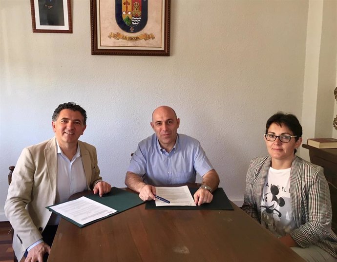 Firma del convenio entre el consejero de Fomento Carlos Cuevas y el alcalde de Casalarreina, Félix Caperos, para financiar urbanización de calles