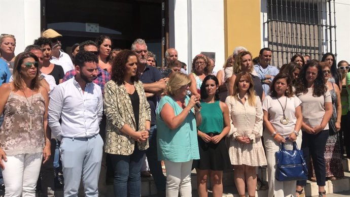 Concentración en el Ayuntamiento de Gelves (Sevilla) en apoyo a la última víctima de la violencia de género
