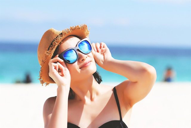 Sol, playa, verano, gafas de sol, vitamina D, sombrero