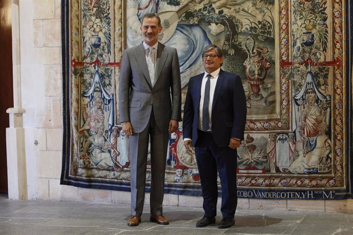 (I-D) El Rey Felipe VI y el presidente del Parlament de las Islas Baleares, Vicen Thoms.