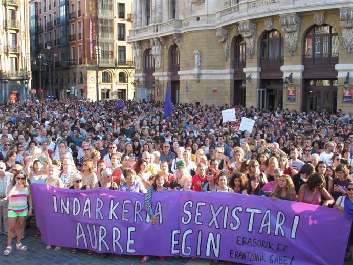 Miles de bilbaínas concentradas en la plaza Arriaga de Bilbao contra la violación grupal de una joven de 18 años