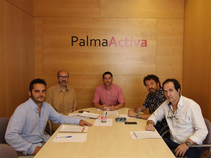 El regidor de Promoción Económica y Ocupación del Ayuntamiento de Palma, Rodrigo Romero (centro) en una reunión con Afedeco