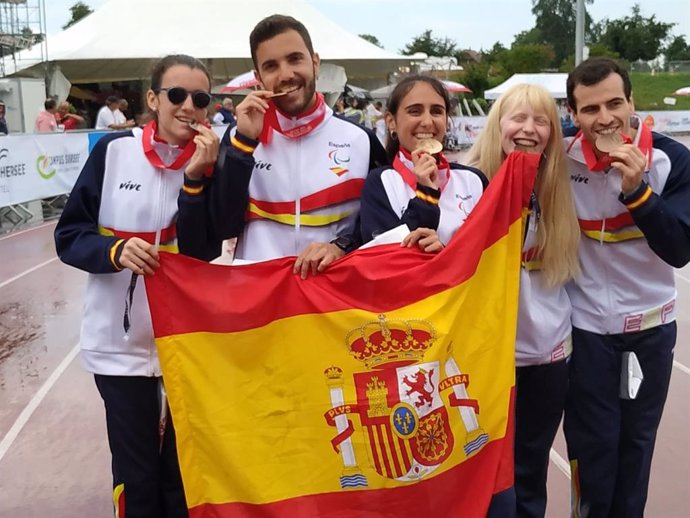 Atletas españoles celebran sus medallas en los Mundiales Júnior de Atletismo para Discapacitados