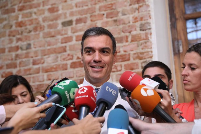 El president del Govern en funcions, Pedro Sánchez, atén als mitjans de comunicació després de reunir-se amb collectius feministes a Madrid.