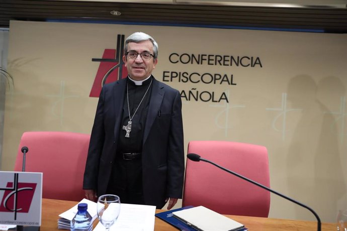 El secretario general de la Conferencia Episcopal, monseñor Luis J. Argüello, en rueda de prensa de la Oficina de Información de la Conferencia Episcopal Española (CEE) sobre la reunión de la Asamblea Plenaria