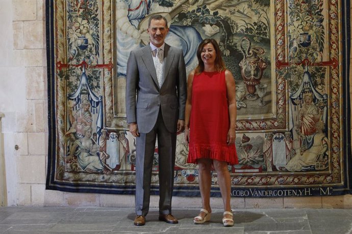 El Rei Felipe VI i la presidenta del Govern, Francina Armengol.