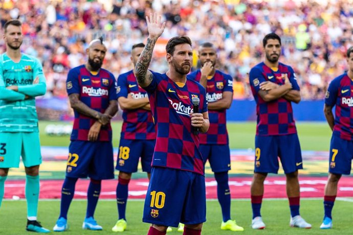 Lionel Messi se dirige a los aficionados durante la presentación del FC Barcelona en el Joan Gamper